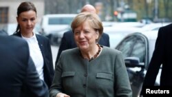 Angela Merkel, pemimpin Partai Persatuan Demokratik Kristen (CDU), tiba di kantor Masyarakat Parlemen Jerman sebelum pembicaraan mengenai pembentukan pemerintah Koalisi baru di Berlin, Jerman, 10 November 2017. 