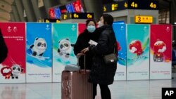 중국 베이징 남역에서 14일 승객들이 마스크를 착용한 모습.