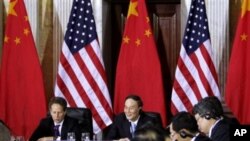 美国财政部长盖特纳和中国副总理王岐山