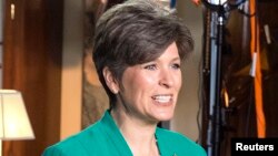 Senator AS dari Partai Republik, Joni Ernst, menanggapi pidato kenegaraan Presiden Obama di Gedung Capitol, Washington DC (20/1).