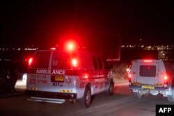 Ambulans tiba di lokasi serangan pesawat tak berawak di dekat kota Binyamina di Israel utara, pada 13 Oktober 2024. (Foto: AFP)