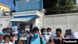 សាច់ញាតិ និងអ្នកគាំទ្រលោក រ៉ុង ឈុន ប្រមាណ ២០នាក់ បានដាក់ញត្តិទៅការិយាល័យរបស់ឧត្តមស្នងការអង្គការសហប្រជាជាតិទទួលបន្ទុកសិទ្ធិមនុស្សនៅកម្ពុជា ដើម្បីសុំកិច្ចអន្តរាគមន៍ឲ្យមានការដោះលែងលោករ៉ុង ឈុន នៅរាជធានីភ្នំពេញ ថ្ងៃទី២៤ ខែសីហា ឆ្នាំ២០២០។ (រូបថតដកស្រង់ពីហ្វេសប៊ុក)