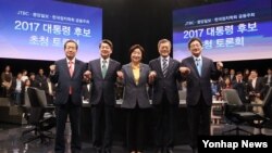 25일 한국 고양시 방송지원센터에서 JTBC·중앙일보·한국정치학회 주최로 열린 2017 제19대 대통령 선거 후보 초청 토론회에서 자유한국당 홍준표 후보(왼쪽부터),국민의당 안철수 후보, 정의당 심상정 후보, 더불어민주당 문재인 후보, 바른정당 유승민 후보가 포즈를 취하고 있다.