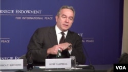 美国负责亚太事务的助理国务卿坎贝尔在华盛顿智库卡内基国际和平基金会发表演讲(VOA视频截图)