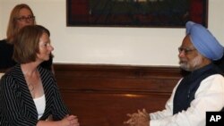 PM Australia Julia Gillard melakukan pembicaraan soal nuklir dengan PM India Manmohan Singh di New Delhi (foto: dok). 