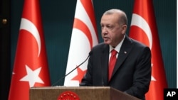 Turski predsednik Redžep Tajip Erdogan na konferenciji za novinare u Ankari, 26. oktobra 2020.
