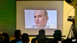 Para Wartawan melihat seorang perwira angkatan laut India Kulbhushan Jadhav, yang ditangkap pada Maret 2016, saat sebuah konferensi pers oleh juru bicara militer Pakistan dan Menteri Penerangan, di Islamabad, Pakistan, 29 Maret 2016.