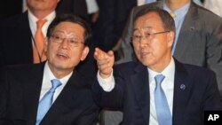 Sekjen PBB, Ban Ki-moon (kanan) berbicara dengan PM Korea Kim Hwang-sik pada penutupan acara konferensi lautan yang diadakan di Yeosu, Korea selatan (12/8).