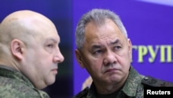 Menteri Pertahanan Rusia Sergei Shoigu dan Jenderal Sergei Surovikin, komandan pasukan Rusia di Ukraina, mengunjungi Markas Gabungan angkatan bersenjata Rusia yang terlibat dalam operasi militer di Ukraina, 17 Desember 2022. ( Foto: Kremlin via Reuters)