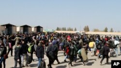 수 천명의 아프간 난민들이 국경을 통과해 이란으로 향하고 있다. 