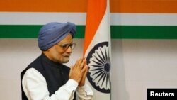 แฟ้มภาพ: อดีตนายกฯ มานโมฮาน ซิงห์ ไหว้ทักทาย ขณะมาถึงพื้นที่แถลงข่าวในกรุงนิวเดลี เมื่อ 3 ม.ค. 2557