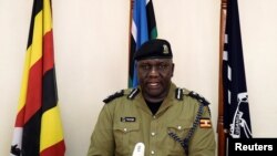 Msemaji wa polisi wa Uganda Fred Enanga akihutubia waandishi wa habari