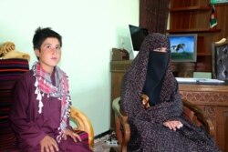 Ikki tolibni otib o'ldirgan 16 yoshli Qamar Gul 12 yoshli ukasi Habibullo bilan, G'or viloyati