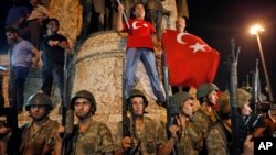 Militer Turki mengamankan lokasi tempat pendukung Presiden Turki Recep Tayyip Erdogan berunjuk rasa di lapangan Taksim, Istanbul (16/7). (AP/Emrah Gurel)