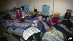 居民在俄罗斯库尔斯克州靠近俄乌边界的苏贾市（Sudzha）的一个地下室避难(资料照：2024年8月16日)