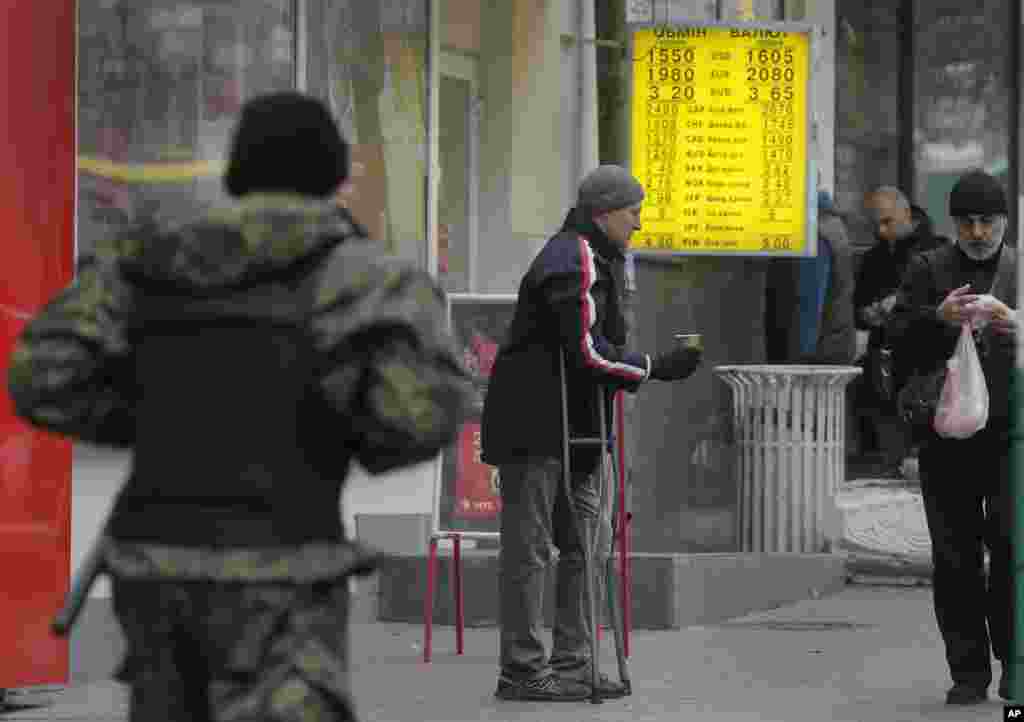 Le portier du Bayern Manuel Neuer a sauvé son équipe sur un tir au but exécuté &nbsp;par Fernando Torres jouer de l&#39;Atletico, le 3 mai 2016.