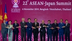 រូបឯកសារ៖ បណ្ដា​មេដឹកនាំ​អាស៊ាន​ថតរូប​ជាមួយ​នាយករដ្ឋមន្ត្រី​ជប៉ុន​លោក Shinzo Abe ក្នុង​កិច្ចប្រជុំ​កំពូល​អាស៊ាន-ជប៉ុន នៅ​ប្រទេស​ថៃ ថ្ងៃទី៤ ខែវិច្ឆិកា ឆ្នាំ២០១៩។