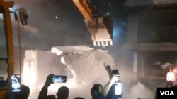 ৫ ফেব্রুয়ারি রাতে খুলনার ময়লাপোতা এলাকায় অবস্থিত ‘শেখ বাড়ি’ ভাঙচুর করে বুলডোজার দিয়ে গুঁড়িয়ে দেয় বিক্ষোভকারীরা।