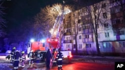 მეხანძრეები რუსული დრონის იერიშის შემდეგ გაჩენილ ცეცხლს აქრობენ. ხარკივი, უკრაინა. 13 დეკემბერი, 2024წ.