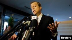 지난해 11월 글린 데이비스 미 국무부 대북정책 특별대표가 베이징에서 기자회견을 열고 기자들의 질의에 답하고 있다.