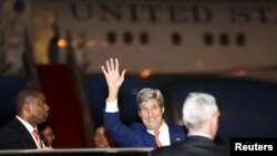លោក John Kerry រដ្ឋមន្ត្រី​ការ​បរទេស​សហរដ្ឋ​អាមេរិក​បក់ដៃ​ទៅ​កាន់​ក្រុម​អ្នក​កាសែត​ក្រោយ​ពេល​លោក​អញ្ជើញ​មក​ដល់​​​អាកាសយានដ្ឋាន​អន្តរជាតិ​ភ្នំពេញ កាល​ពី​ថ្ងៃ​ទី​២៥ ខែ​មករា ឆ្នាំ​២០១៦។ REUTERS/Samrang