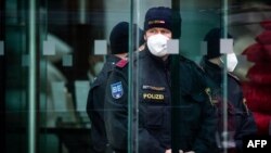 29일 오스트리아 빈에서 이란 핵합의 복원을 위한 협상이 재개되는 가운데, 경찰관들이 회의장 주변을 지키고 있다.