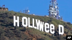 Tanda Hollywood di Los Angeles, California, terlihat telah berubah 1 Januari 2017. (AP/Damian Dovarganes)