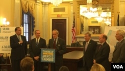 特拉华州联邦参议员卡珀（左三）引用孔子的话说，“己不所欲，勿施于人。”他说中国在进口肉鸡问题上对美国不公平。（美国之音萧洵摄影）