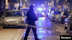 벨기에 경찰이 24일 샤에르베이크 지구에서 브뤼셀 테러 용의자 검거 작전을 수행 중이다.