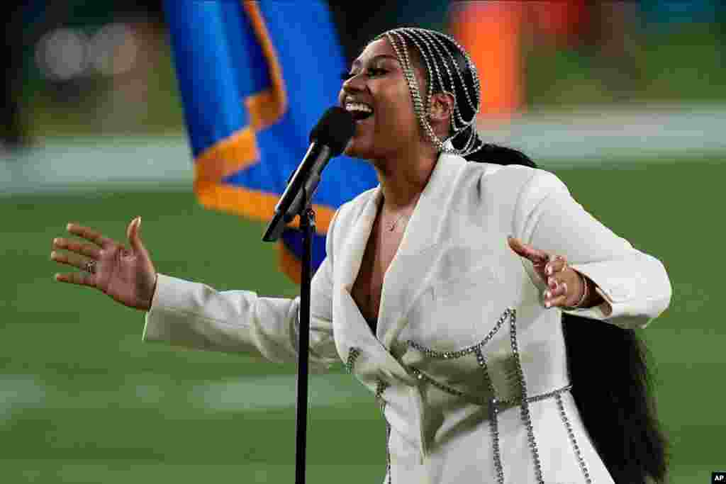 جاسمین سولیوان به همراه اریک چرچ اجرای سرود ملی را قبل از پنجاه ‌و پنجمین مسابقه فینال فوتبال آمریکایی یا &#171;سوپربول&#187; بر عهده داشتند. 