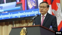 លោក​ សុខ សុភ័ក្រ្ត​ រដ្ឋលេខាធិការ​ក្រសួង​ពាណិជ្ជកម្ម​ ថ្លែង​នៅ​ក្នុង​សន្និសីទ​សារព័ត៌មាន​ស្តីពី​ «លទ្ធផលបញ្ចប់​នៃ​កិច្ចចរចាបង្កើត​កិច្ច​ព្រមព្រៀង​ពាណិជ្ជកម្ម​កម្ពុជា​ ចិន FTA​» ក្នុង​រាជធានី​ភ្នំពេញ​ ថ្ងៃទី​២៨​ ខែកក្កដា ឆ្នាំ​២០២០។​ (អូន ឆេងប៉រ/វីអូអេ)