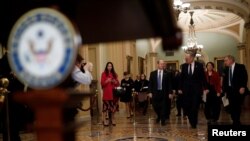 Le sénateur Chuck Schumer, accompagné du sénateur Chris Coons et de la sénatrice Amy Klobuchar, arrivent pour parler aux journalistes à Washington le 13 février 2018.