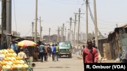 បុរស​ម្នាក់​ដើរ​នៅ​តាម​ផ្លូវ​ក្នុង​តំបន់ Mathare។ អត្រា​អត់​ការងារ​ធ្វើ​ខ្ពស់​ និង​ឧក្រិដ្ឋកម្ម​បាន​ធ្វើ​ឲ្យ​ប៉ូលិស​បង្ក​អំពើ​ហិង្សា​នៅ​ក្នុង​តំបន់​នេះ។ 