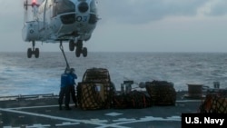 美国海军约翰·麦凯恩号导弹驱逐舰在南中国海巡航 （美国海军照片 资料照片）