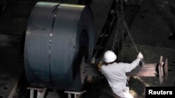 លោក ញាណ ភឿន​ ទីប្រឹក្សា​គណៈកម្មាធិការ​រៀបចំ​បុណ្យជាតិ​ និង​អន្តរជាតិ​ និង​ជា​អនុរដ្ឋលេខាធិការ​នៃ​ក្រសួង​ធម្មការ​ និង​សាសនា​ ចូលរួម​ពីធីបុណ្យ​ពិសាខបូជា​ នៅ​ភ្នំ​ឧត្តុង្គ​ ក្នុង​ខេត្ត​កណ្តាល​ នៅថ្ងៃទី១០​ ខែឧសភា​ ឆ្នាំ២០១៧។ (ហ៊ាន សុជាតា/VOA) 