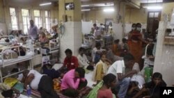 Patients suffering from malaria crowd a ward of a government hospital in Mumbai, India, 30 Jul 2010