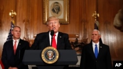 川普总统在副总统彭斯和内政部长辛克的伴随下在华盛顿的美国内政部大楼发表讲话，随后签署有关文化古迹的行政令。（2017年4月26日）