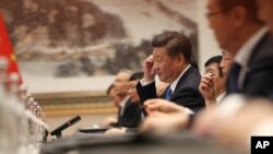 Chinese President Xi Jinping and his delegation meet with U.S. President Barack Obama at the West Lake State Guest House in Hangzhou, China, on the sidelines of the G-20 summit, Sept. 3, 2016.