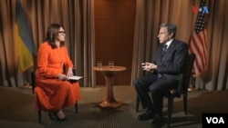 រដ្ឋមន្ត្រី​ការបរទេស​សហរដ្ឋ​អាមេរិក លោក Antony Blinken (ស្ដាំ) ផ្ដល់​បទសម្ភាស​ដល់​អ្នកស្រី Myroslava Gongadze នៃ​ VOA អំពី​កិច្ចចរចា​ជាមួយ​នឹង​រុស្ស៊ី​អំពី​ប្រទេស​អ៊ុយក្រែន ថ្ងៃទី១៩ ខែមករា ឆ្នាំ២០២២។ 