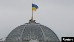 უკრაინის დროშა ქვეყნის პარლამენტის შენობის გუმბათზე