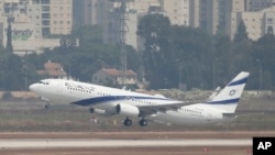 Pesawat milik maskapai El Al, Israel, saat lepas landas dari Bandara Ben Gurion, dekat Tel Aviv, menuju Abu Dhabi, 31 Agustus 2020. (Foto: dok). 