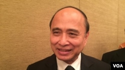 លោក ឱម យ៉ិនទៀង ប្រធានអង្គភាពប្រឆាំងអំពើពុករលួយ ថ្លែងប្រាប់អ្នកសារព័ត៌មានក្រោយបញ្ចប់ពិធីផ្ទេរតំណែងប្រធានគណៈមេធាវី នៅថ្ងៃទី១៩ ខែមករា ឆ្នាំ២០១៧។