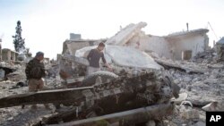 សកម្ម​ប្រយុទ្ធ​របស់​ក្រុម Kurd បង្ហាញ​ពី​ទំហំ​នៃ​ការ​ខូចខាត​ពី​ការ​បំផ្ទុះ​គ្រាប់​បែក​នៅ​ក្នុង​ក្រុង Kobani ប្រទេស​ស៊ីរី។