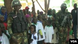 Pasukan keamanan menjaga ketat pembukaan kembali SD Negeri Limani, di Kamerun, Kamis (6/9). (M.E. Kinzeka/VOA)