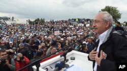 សមាជិក​សភា​និង​អ្នក​គាំទ្រ​ កំពុង​ស្តាប់​ការ​ថ្លែង​របស់​លោក ​Kemal Kilicdaroglu (ស្តាំ) មេដឹកនាំ​គណបក្ស​ប្រឆាំង​តួកគី គឺ​គណបក្ស​ប្រជាជន​សាធារណរដ្ឋ នៅ​ទីក្រុង​ Kizilcahamam កាល​ពី​ថ្ងៃទី​២០ ខែ​មិថុនា។