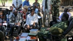 នេះ​ជា​រូបថត​កាលពី​ថ្ងៃទី២៩ ខែមេសា ឆ្នាំ២០១៤ និង​ចេញ​ផ្សាយ​ដោយ​បេសកកម្ម​របស់​អង្គការ​សហប្រជាជាតិ​នៅ​ក្នុង​ប្រទេស​ស៊ូដង់​ខាង​ត្បូង។ ​អ្នក​តំណាង​ជាន់​ខ្ពស់​របស់​អង្គការ​សហ​ប្រជាជាតិ​ ទទួល​បន្ទុក​ផ្នែក​សិទ្ធិ​មនុស្ស (រូប​កណ្តាល) ​ជួប​ជាមួយ​លោក Riek Machar (រូប​ស្តាំ) អតីត​អនុ​ប្រធានាធិបតី​ស៊ូដង់​ខាង​ត្បូង ហើយ​ដែល​ឥឡូវ​លោក​ជា​មេដឹកនាំ​ក្រុម​បះបោរ​នៅ​ក្នុង​ប្រទេស​ស៊ូដង់​ខាង​ត្បូង។