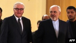 Iranian Foreign Minister Mohammad Javad Zarif (C-R) welcomes with his German counterpart Frank-Walter Steinmeier (C-L) in Tehran, Oct. 17, 2015.