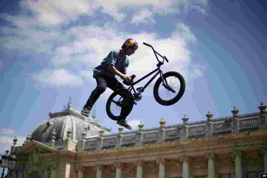 在巴黎小皇宫美术馆前面，自行车运动员凌空表演。为庆祝国际奥林匹克日，巴黎变成了大型奥林匹克公园（2017年6月23日） &nbsp;