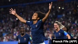 Wendie Renard après son penalty durant le match Nigeria-France à Rennes en France le 17 juin 2019.