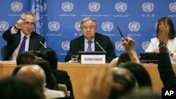 អ្នក​នាំ​ពាក្យ​អង្គការ​សហប្រជាជាតិ​លោក Stephane Dujarric (រូប​ឆ្វេង) ជ្រើស​រើស​សំណួរ​ពី​អ្នក​សារព័ត៌មាន ក្នុង​សន្និសីទ​កាសែត​មួយ​នៅ​ក្នុង​ទិវា​ជន​ភៀស​ខ្លួន​ពិភពលោក កាលពី​ថ្ងៃទី២០ ខែមិថុនា ឆ្នាំ២០១៧។